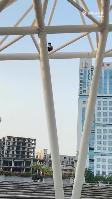 小孩独自爬高无大人看管，下来后自豪称“不是一般人”