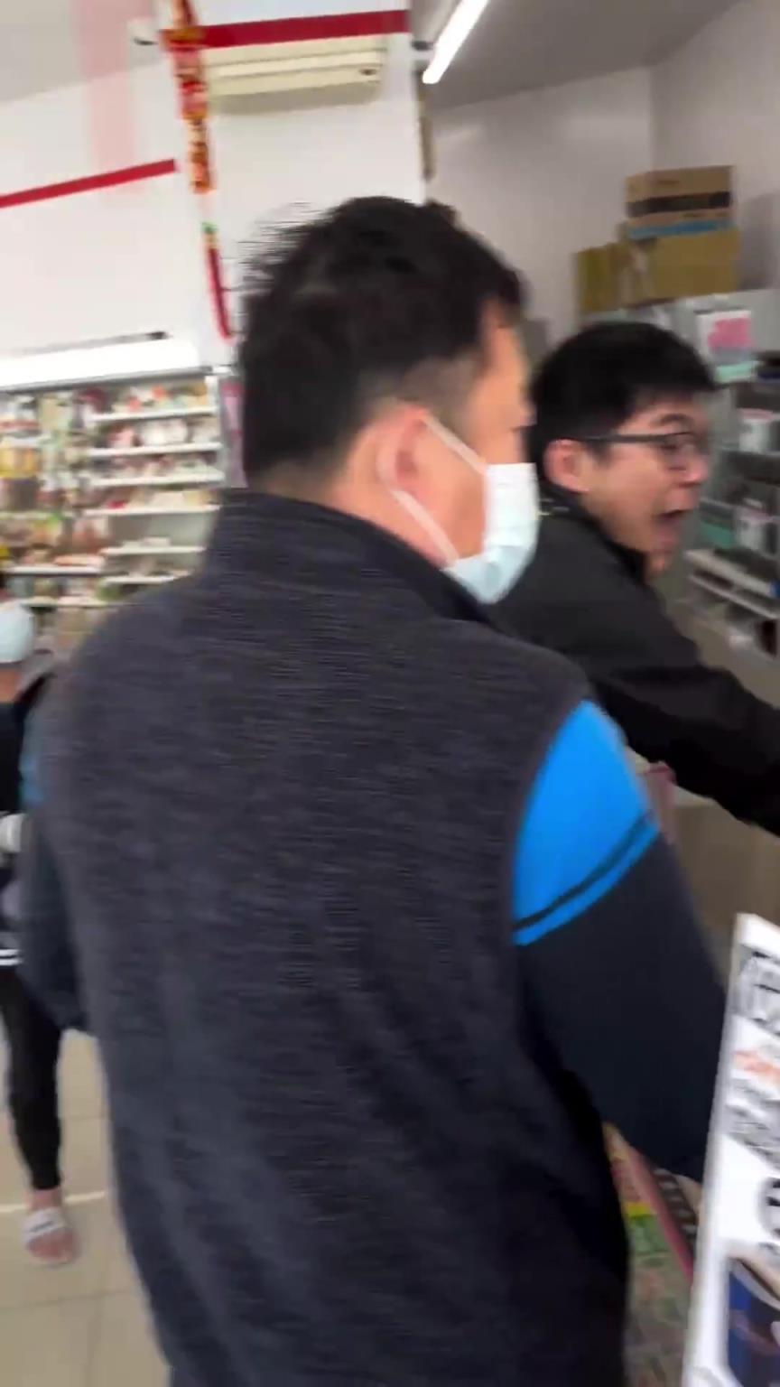 一男子對(duì)女店員騷擾襲胸?。?！