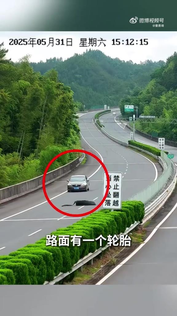 过路热心司机下车清除路面“拦路虎”