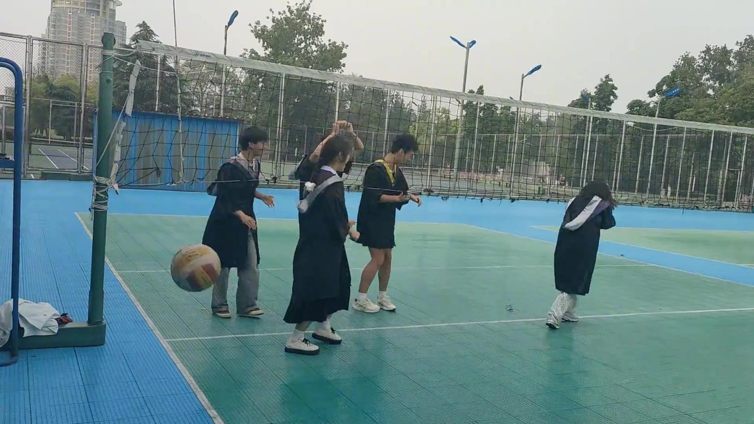 那小姐姐眼镜都碎掉了，你们还在那笑
