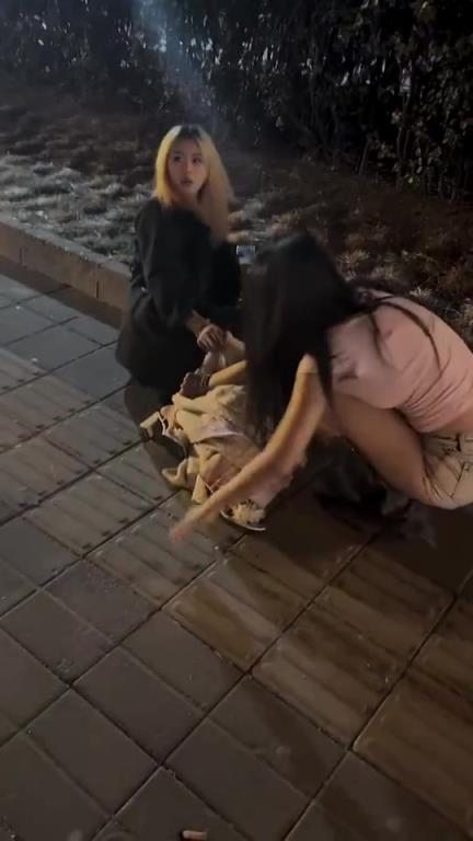 四个男的一直不走，围着两个醉酒女生！！