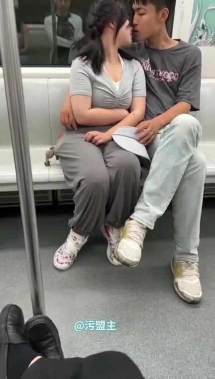 看的出來小情侶已經(jīng)有點迫不及待了……