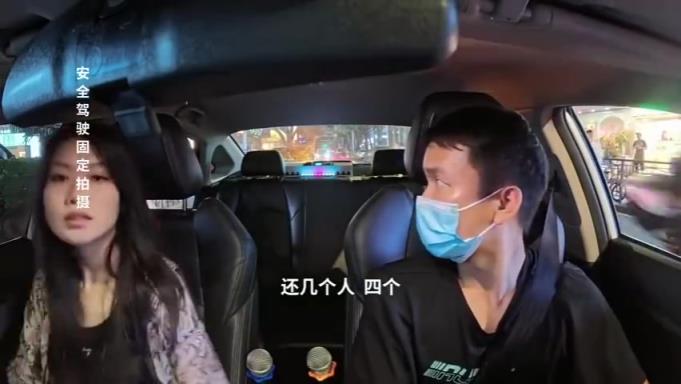 面對這四個女大學(xué)生，司機是怎么忍住不笑的