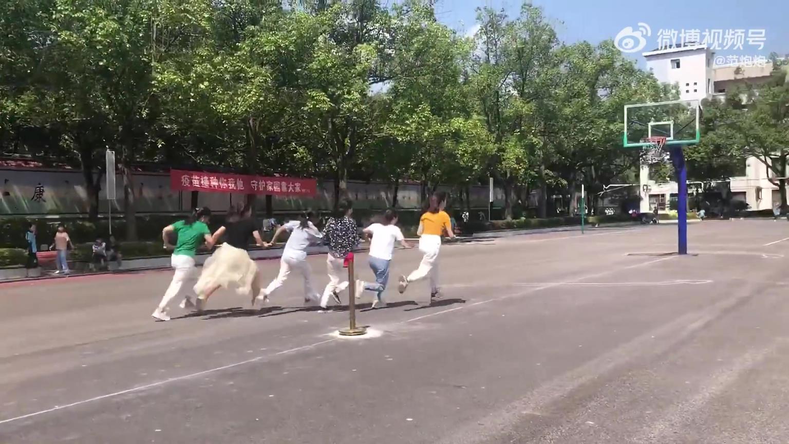 运动会上女老师们齐心协力,旁边学生齐喊加油!!