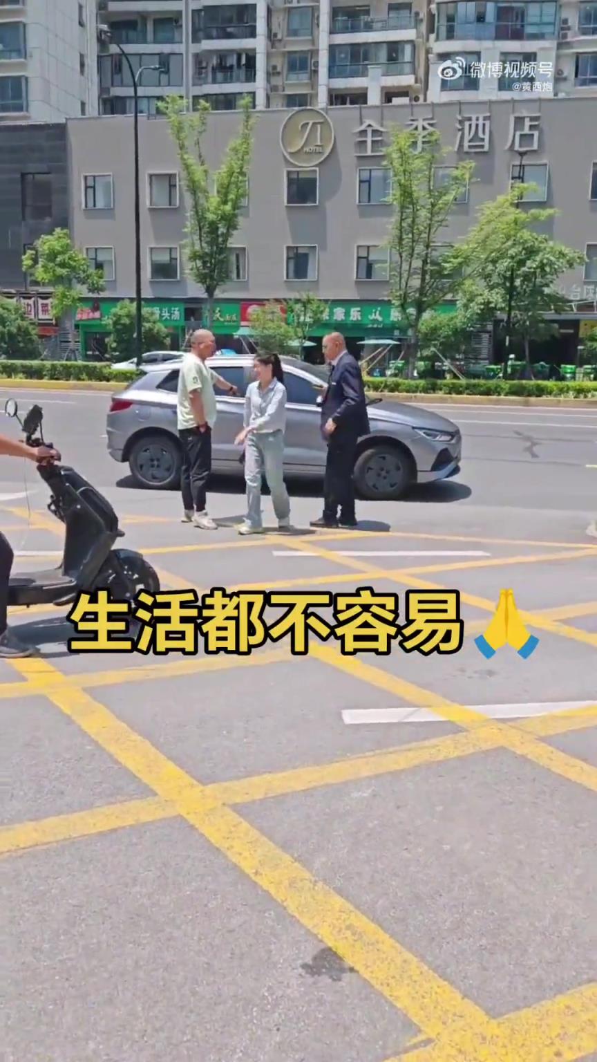司机与乘客争执，乘客踹车后下跪，司机回礼引争议