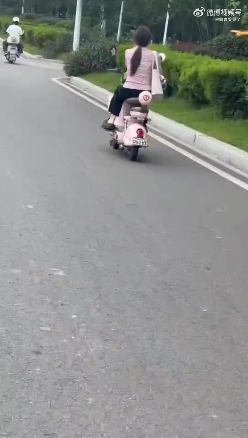 小姐姐騎車還玩雜技？ 沒看懂這是什么操作!!