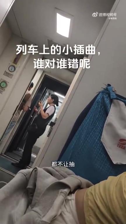 男子列車過道抽煙遭列車員勸阻，這事你怎么看？