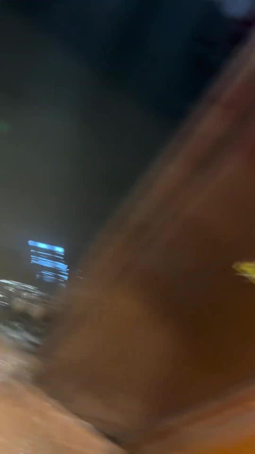都知道下暴雨了被淹了，女子還要坐電梯到負(fù)一樓?。?！