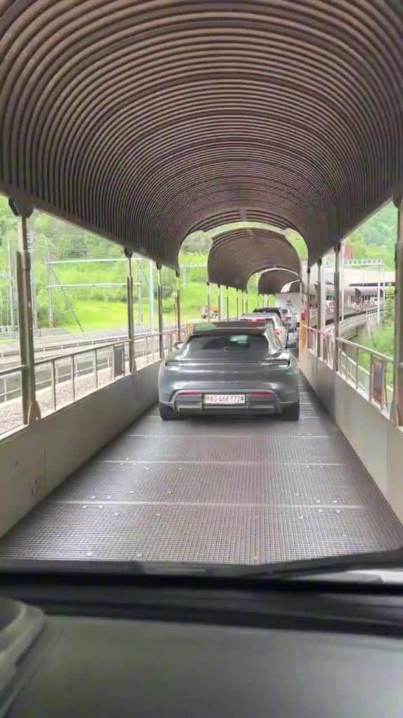 瑞士的火車居然能載汽車！