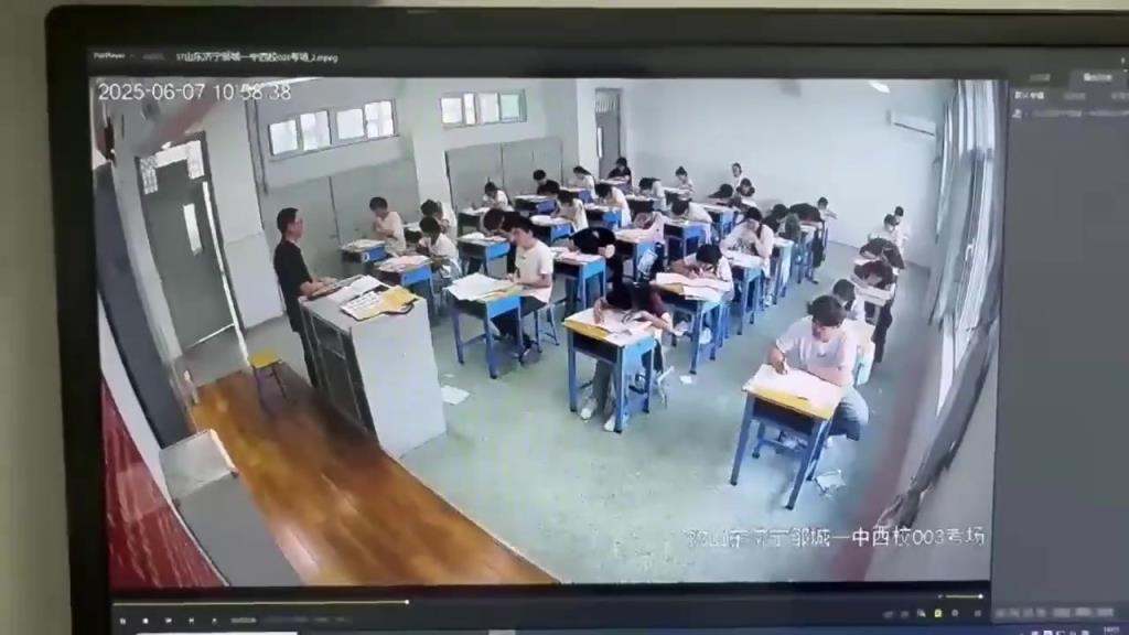 一考生高考现场发疯撕自己和其他考生试卷！！