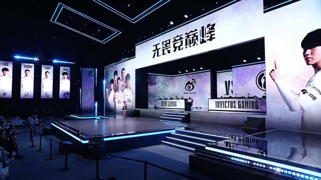 有股青春洋溢的氣息！小鈺身著無袖露肩小短裙登臺(tái)亮相