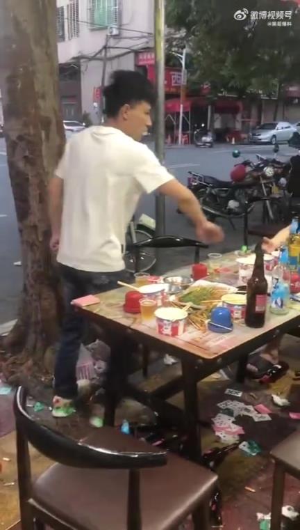 傷敵0，自損1000，自己把自己砸的滿頭血！