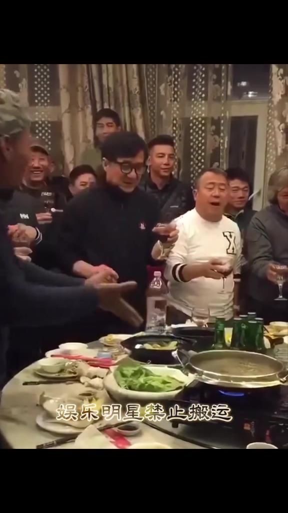 成龙曾志伟 同框现身山西大同，两位大哥谁酒量更好？