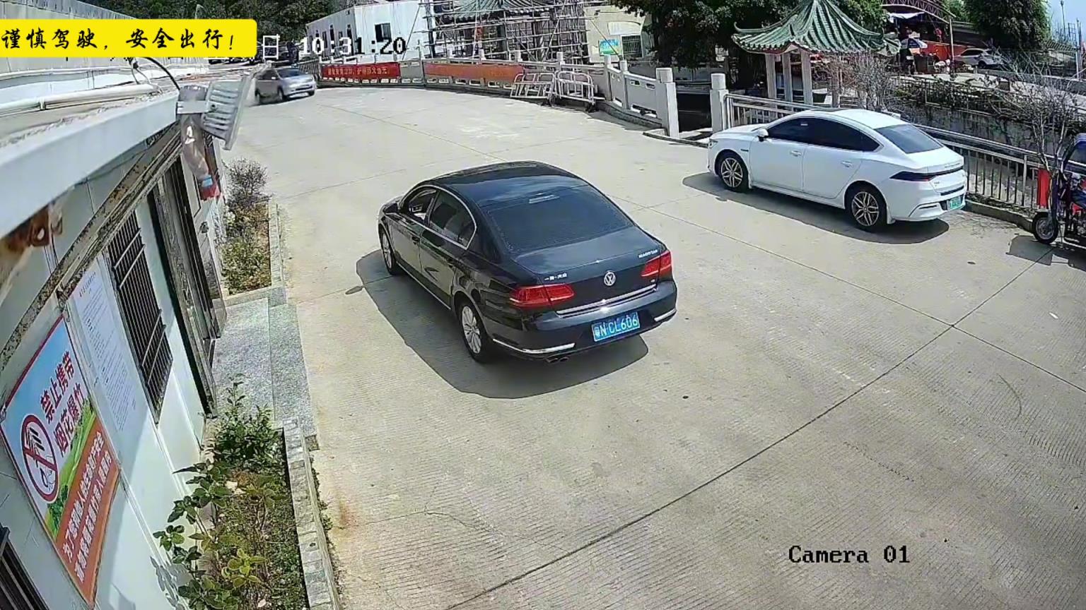 错把油门当刹车,司机下车整理头发,看不出一点慌张…