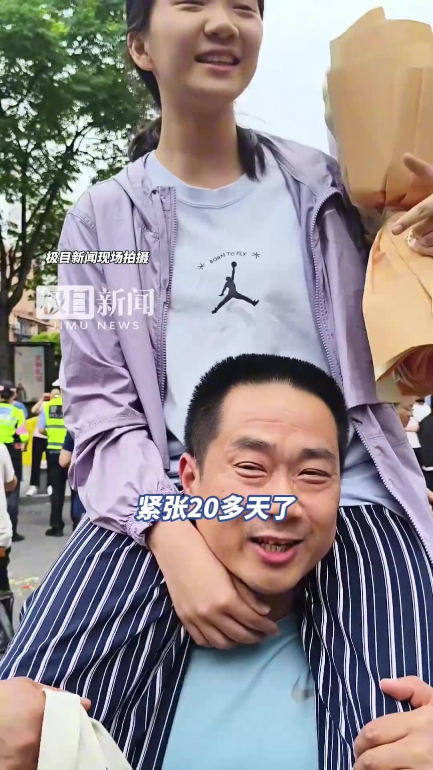 高考结束，家长也开始整活了！爸爸激动地将女儿举高高