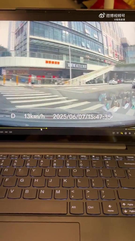 不仅过马路不看车，被撞了也不看
