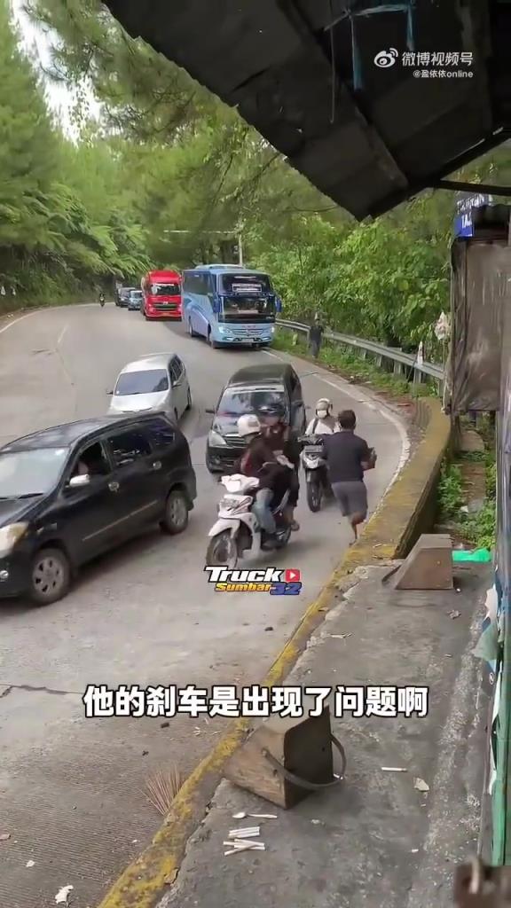 大巴車下陡坡，剎車出現(xiàn)故障，來看看什么叫素質(zhì)！