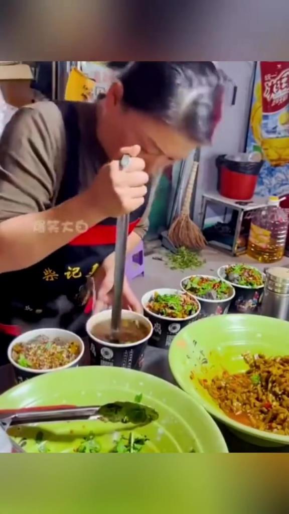 大姐这么一压，这臭豆腐有干湿分离的效果，我是不敢吃了！