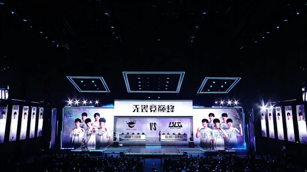 勝決開始有你！今日現場主持余霜 經典旗袍登場