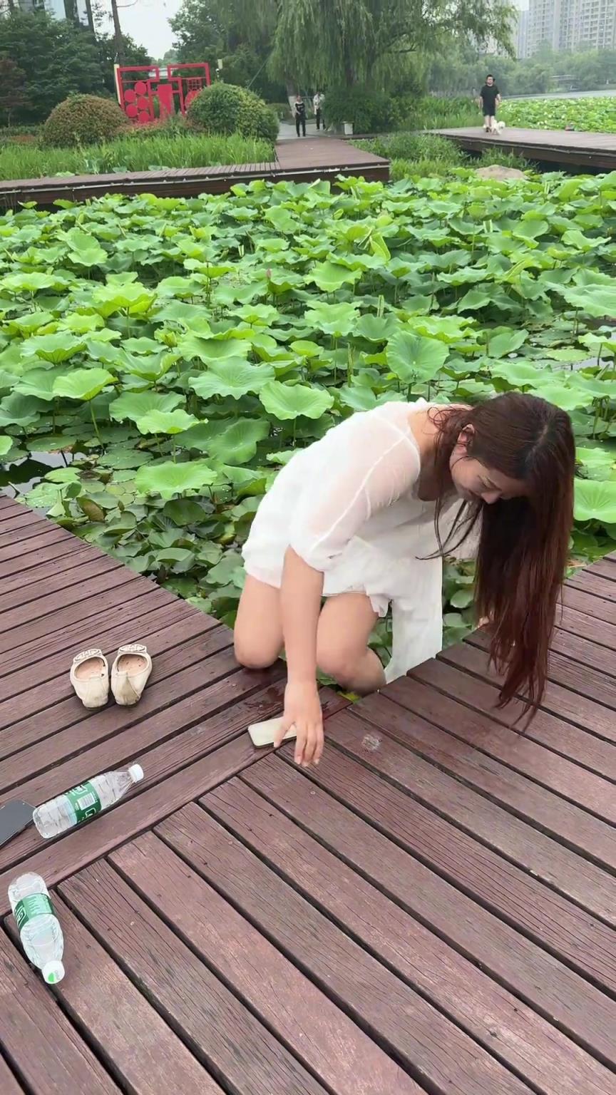 这女生手臂还挺有力气，竟然能撑上来！！