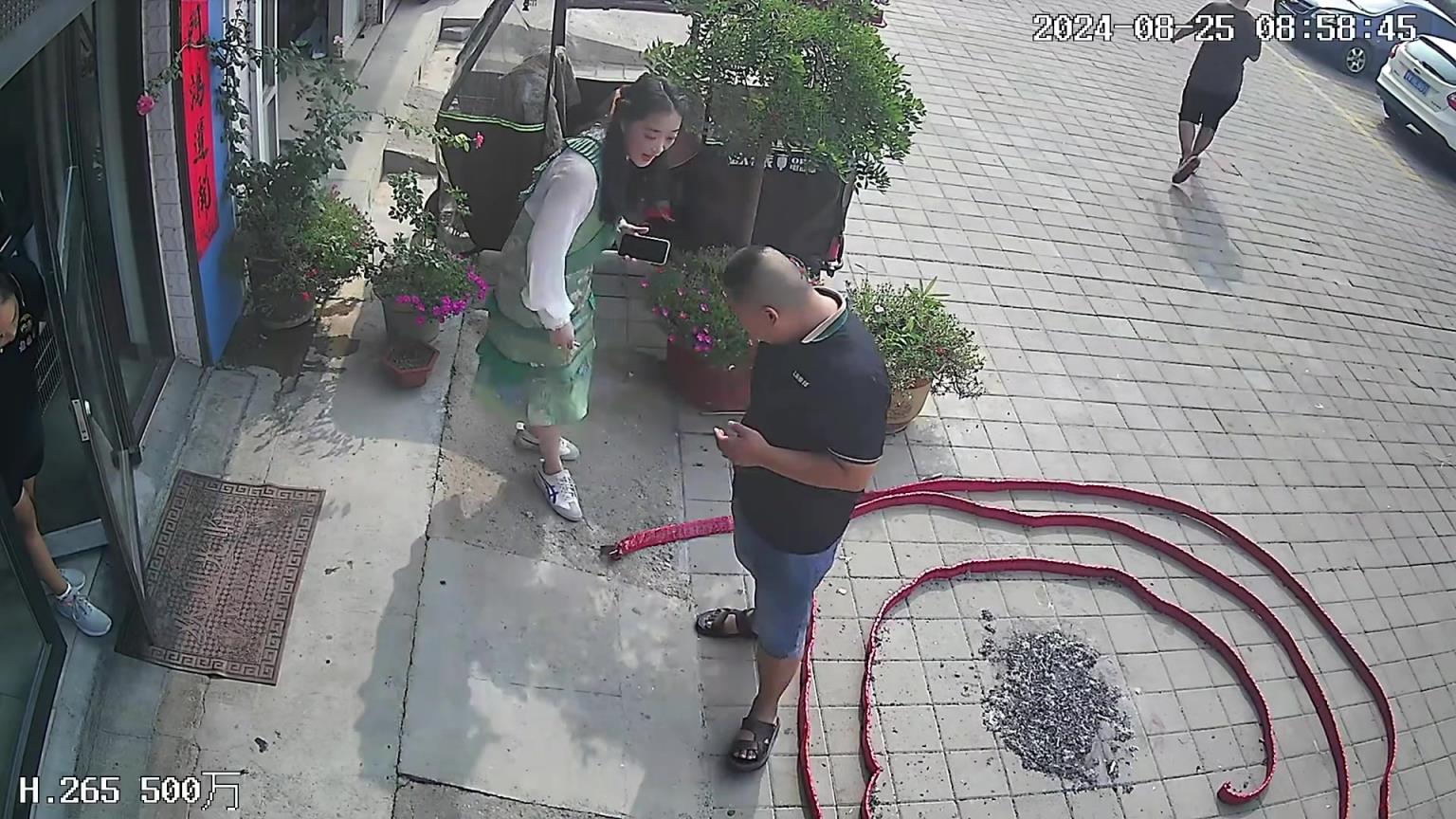 老板娘這是打算把自己炸死在門外