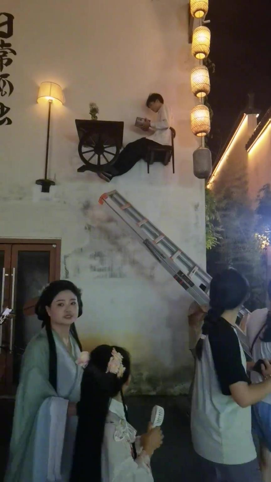 你直接把梯子拿走，他才能专心开小差
