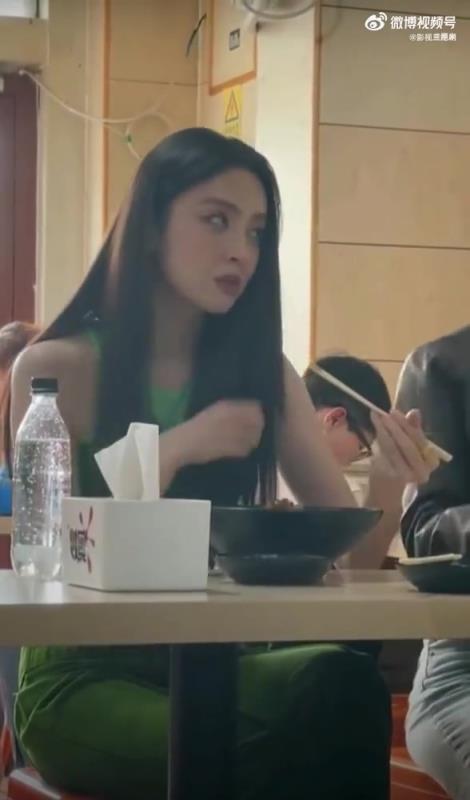 女明星吃饭百态：齐鲁豫数米粒，娜扎嘬粉条？