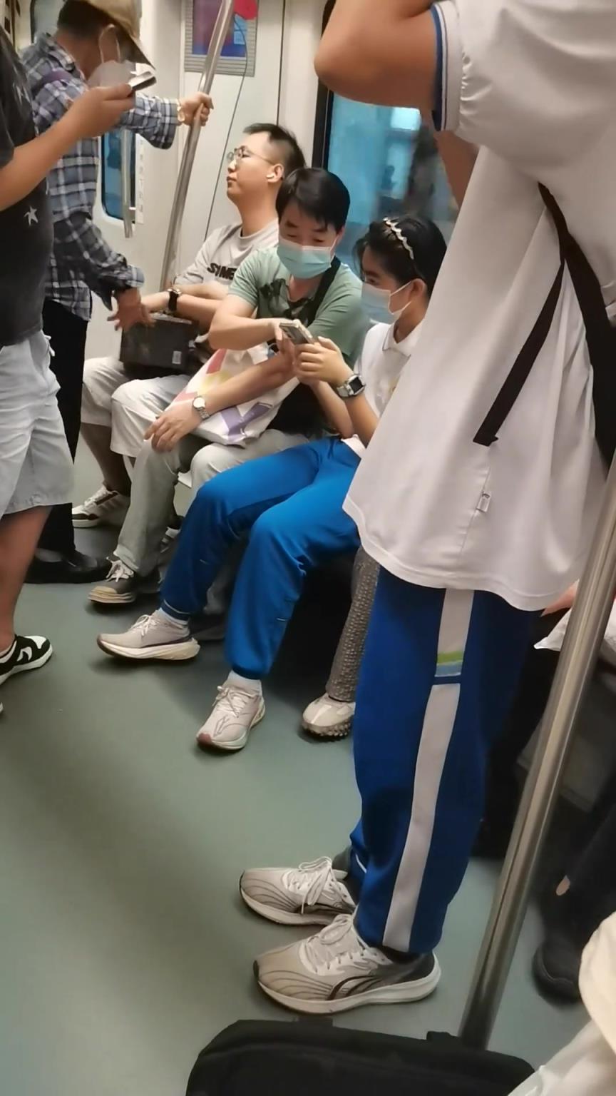 这个大哥心态真好，这都忍了！！