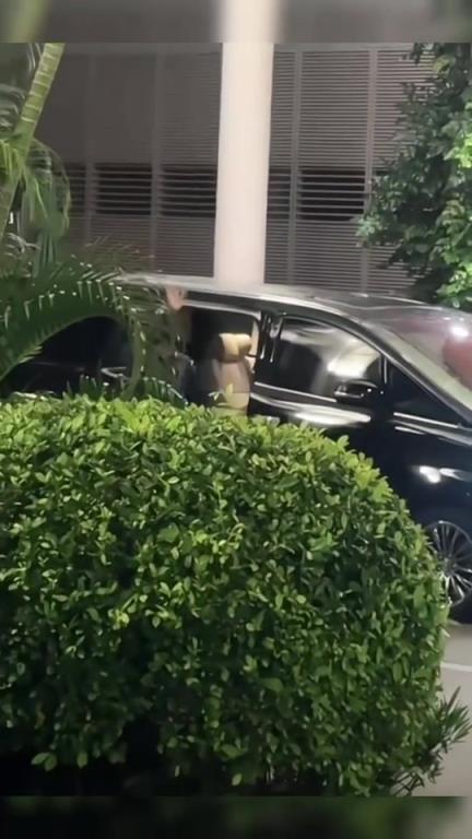 檀健次被私生追也要跟粉丝打招呼！