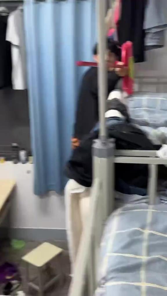 这是男生宿舍吗？一只鸟吓的一宿舍鬼哭狼嚎的！！