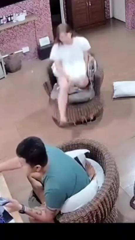 老婆：看来还是老公的腿坐着才有安全感啊！！
