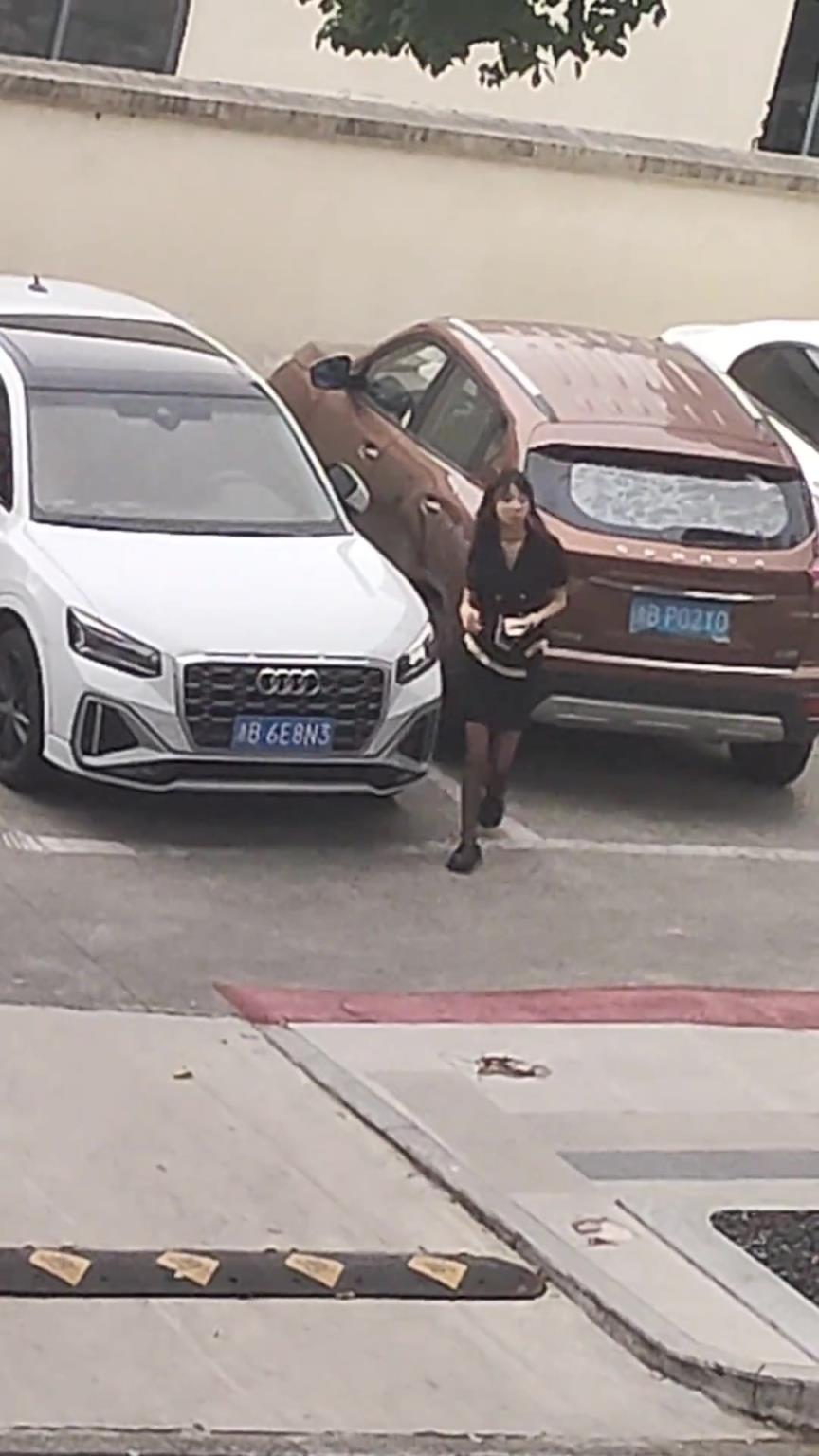 终于见到贴小广告的了！还是个女生！！