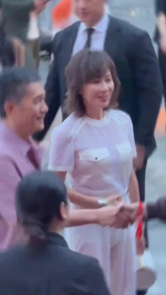 劉嘉玲梁朝偉夫婦牽手現(xiàn)身上海