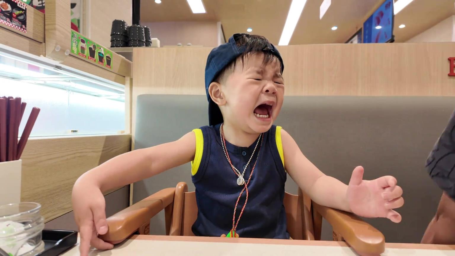 媽媽發(fā)現(xiàn)不是去抬椅子，而是指著孩子手指告訴爸爸??！