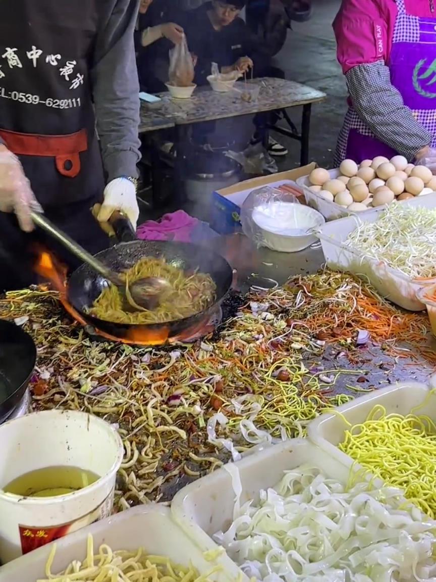 這是王者路邊攤炒粉！旁邊灑出的面料還能當夜宵