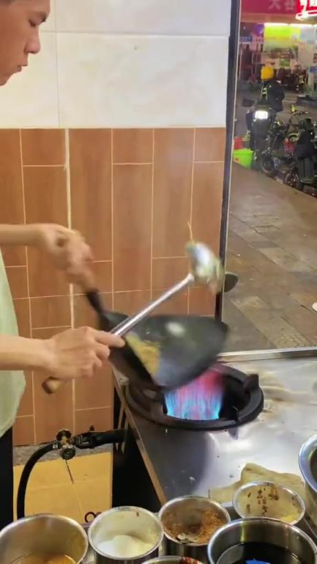 这路边炒饭 一定要把锅炒成爱你的形状吗