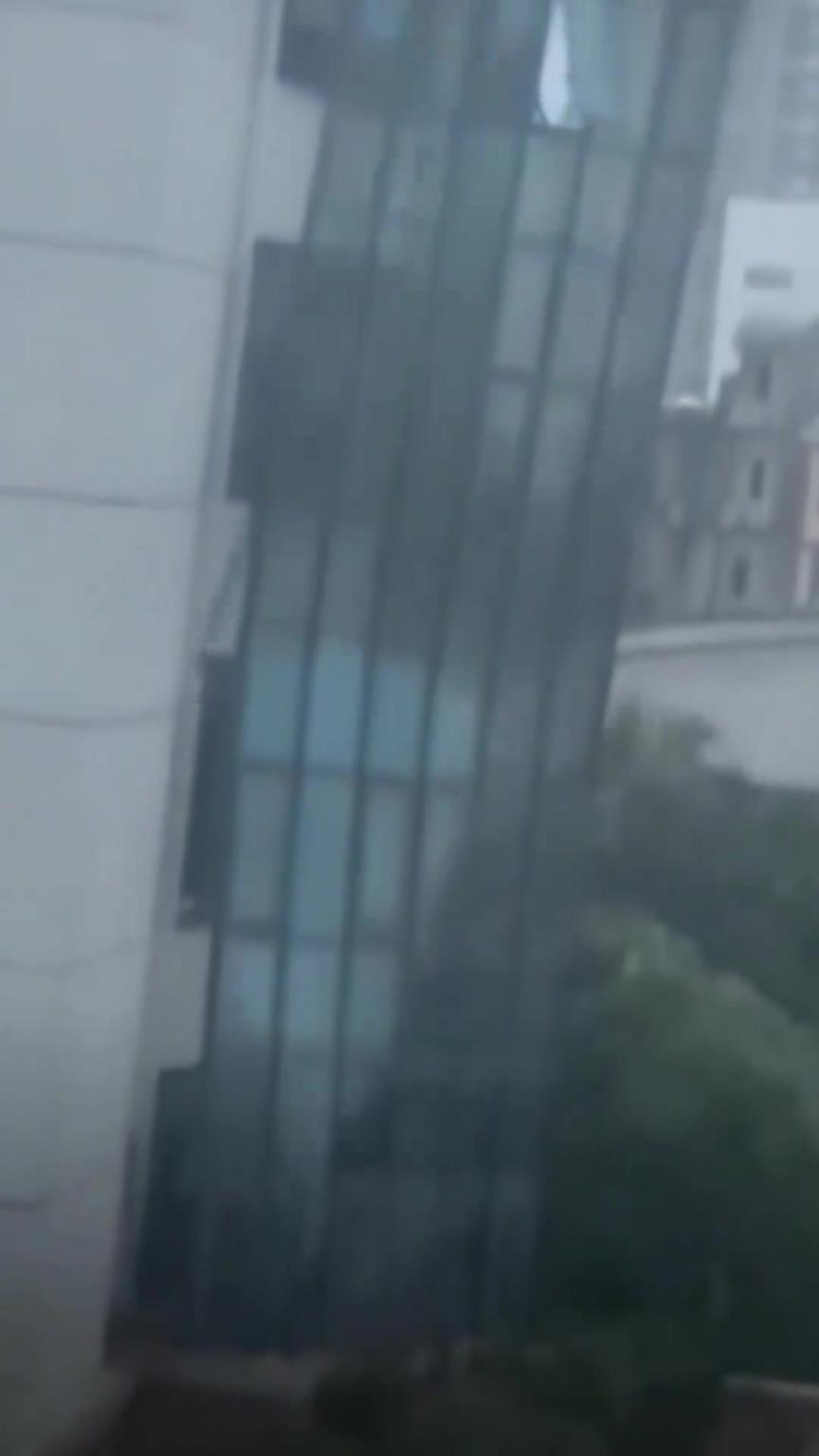 太可怕了！大风把整栋楼的玻璃连根拔起！