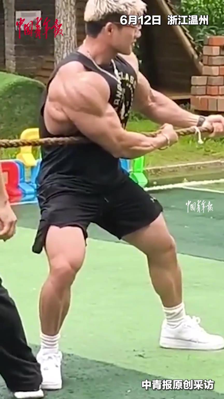 實(shí)力寵娃！健美運(yùn)動員父親參加幼兒園拔河比賽，力量感爆棚。