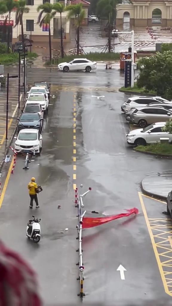 外卖小哥：你的外卖正在被暴风雨袭击