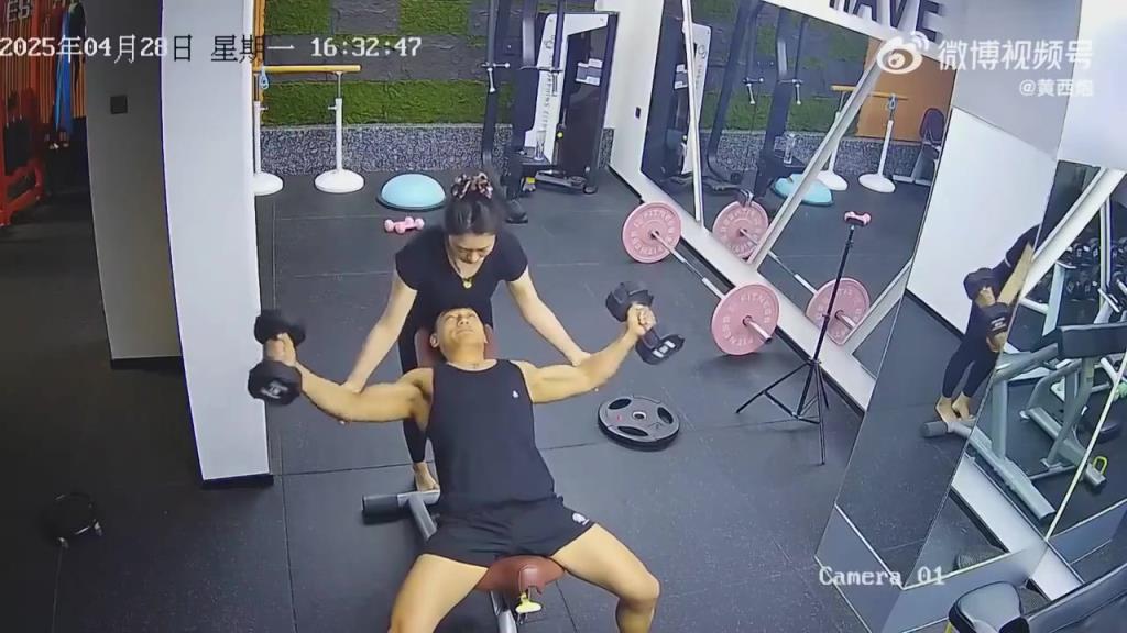 大哥都这块头了，还需要女教练帮忙啊？！