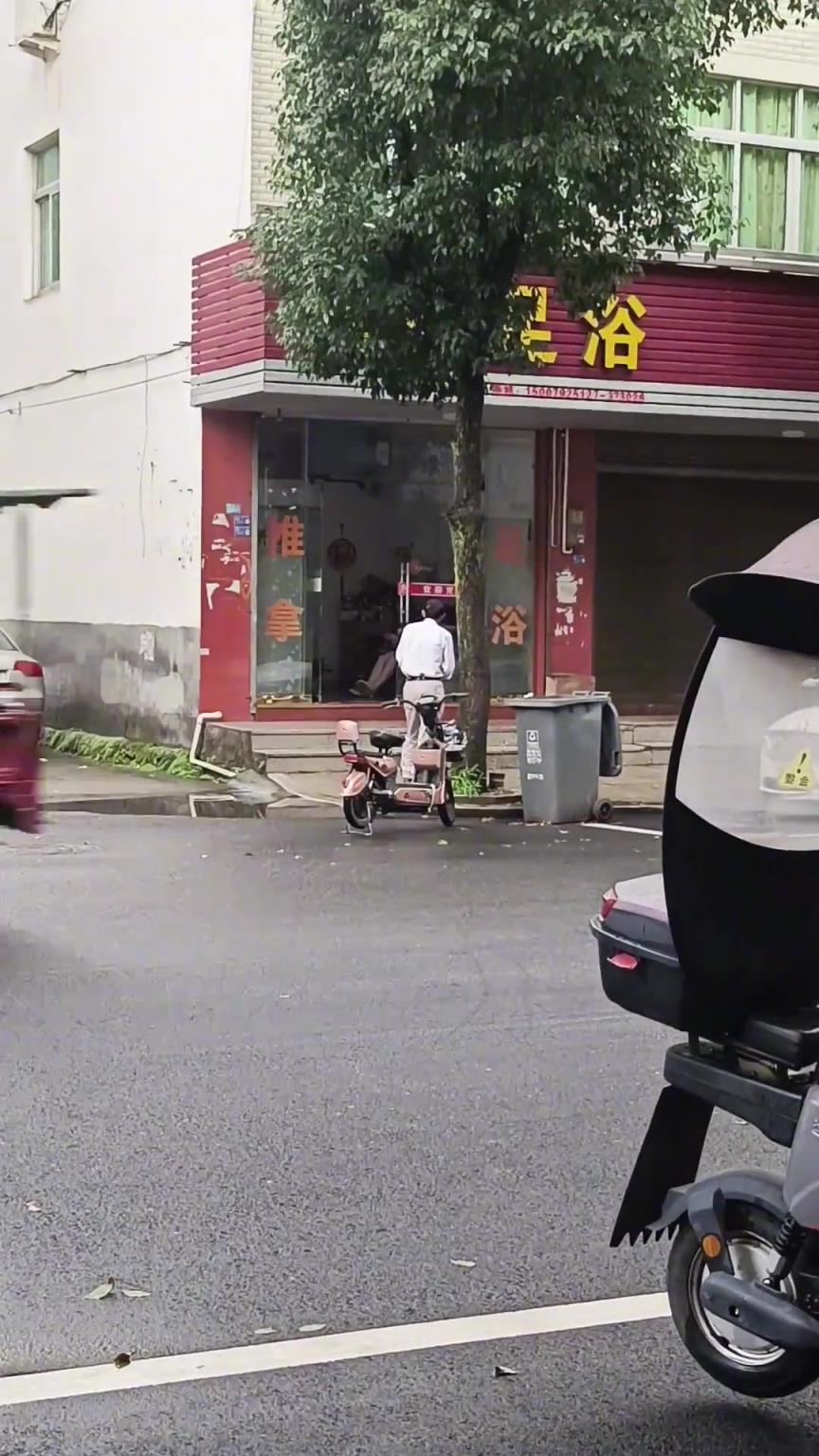 大爷是被女店员拒绝了吗？！