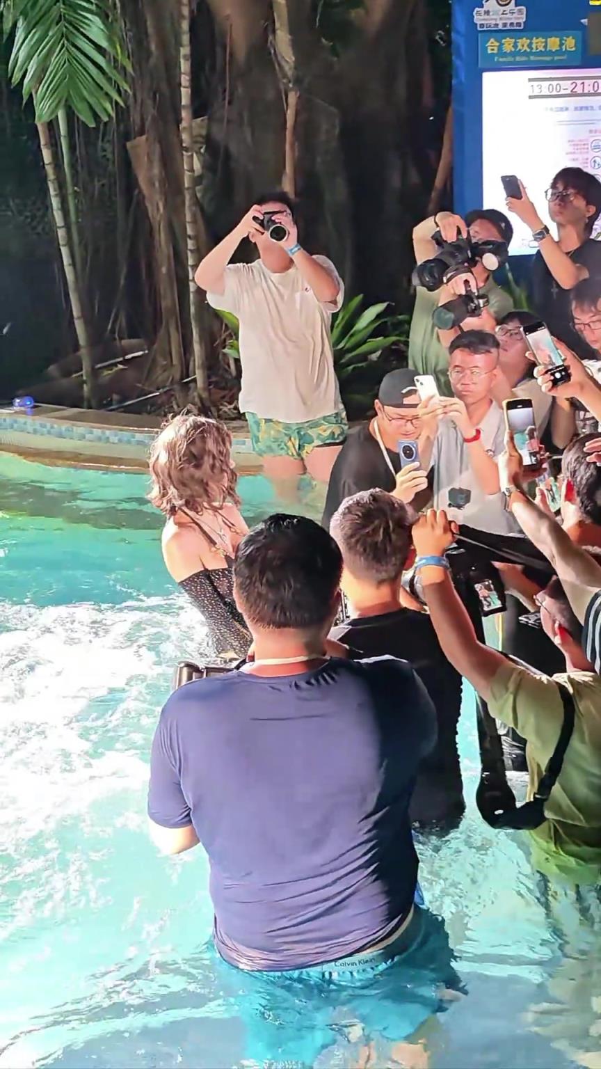 这么多男的围着一个人拍，这女生不会尴尬吗