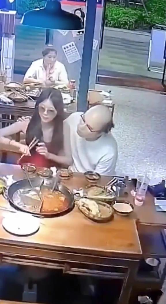 凭什么他地中海也有小姐姐喂饭！！