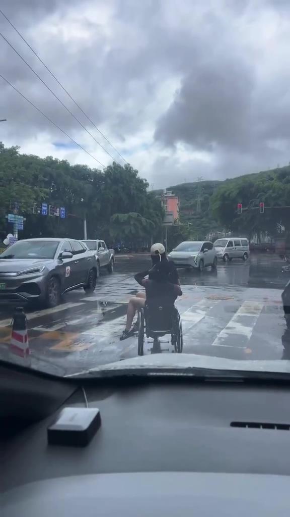 大马路上坐轮椅还抱个妹子？坐轮椅的原因找到了...