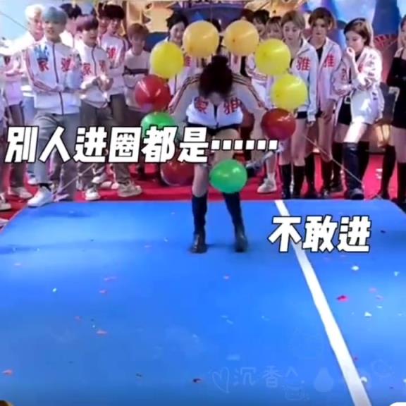 完了！她們中間混進了一個職業(yè)選手！