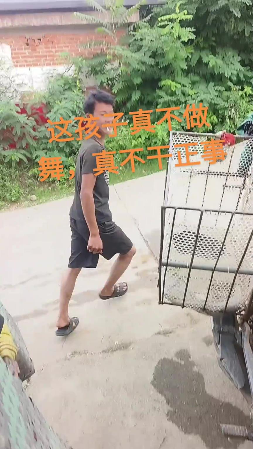 这是毒蛇吗？敢这么玩？