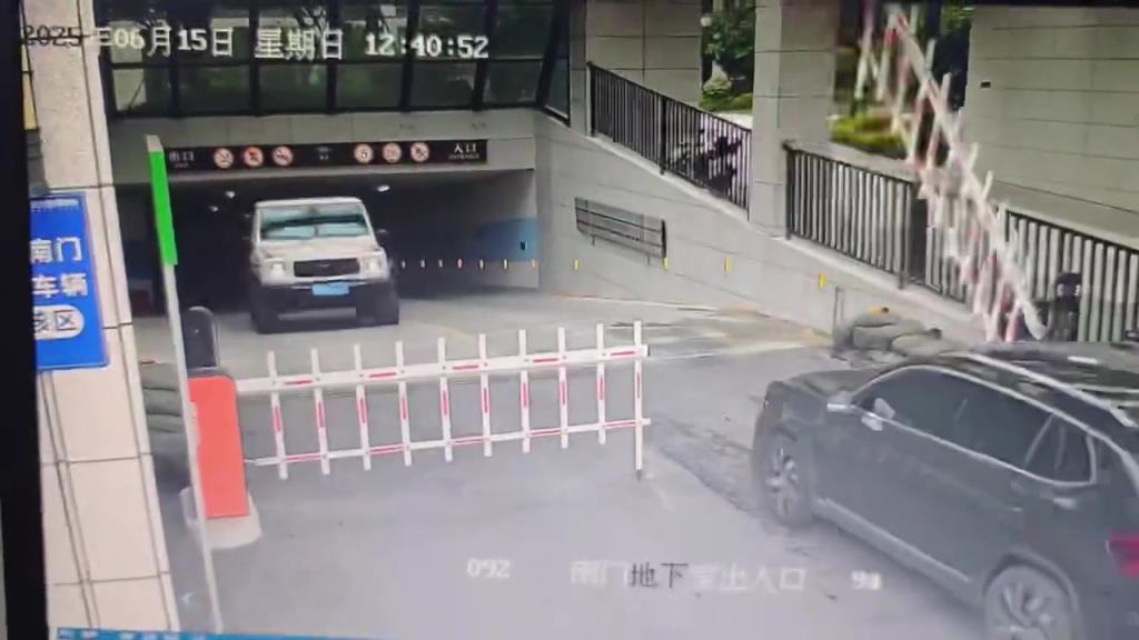 这个是不是怪白车司机自己啊？
