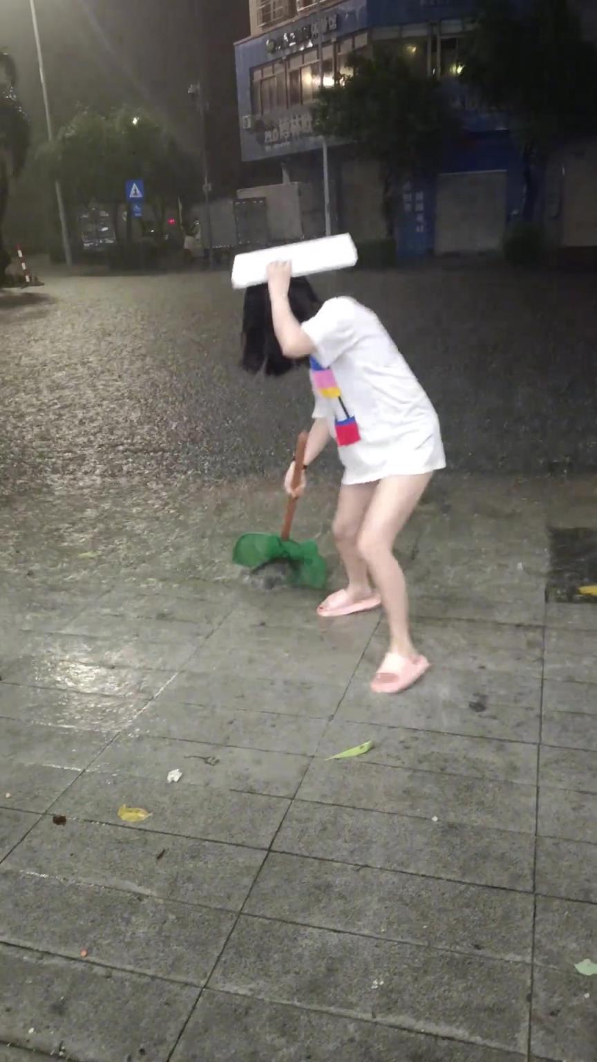 女生抓的这鱼是从哪里出来的啊？！