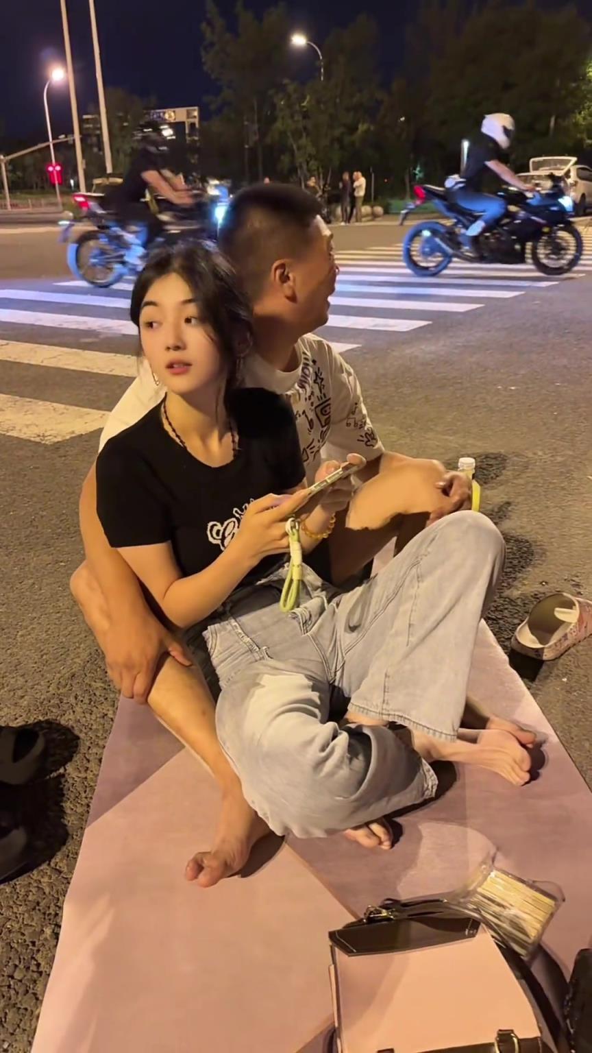 坐在大马路上是真觉得舒服吗？！