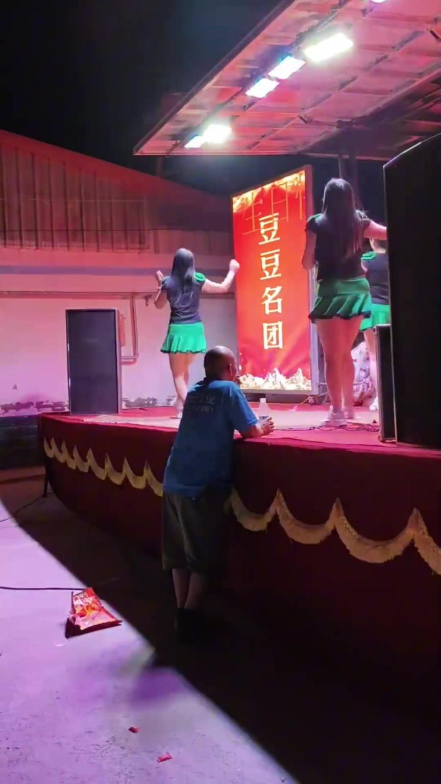 大爷怎么能伸手摸台上女子的大腿啊？！